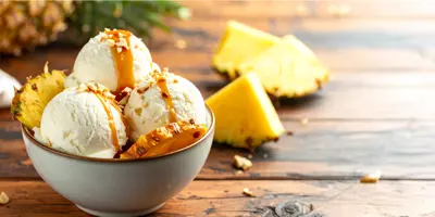 Înghețată de casă cu vanilie, ananas caramelizat și topping de caramel sărat