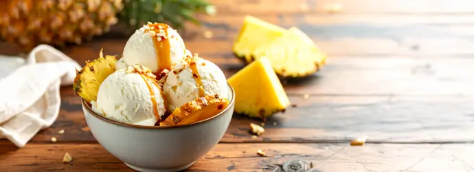 Înghețată de casă cu vanilie, ananas caramelizat și topping de caramel sărat