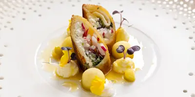 Tramezziniröllchen mit körnigem Frischkäse und Apfelperlen
