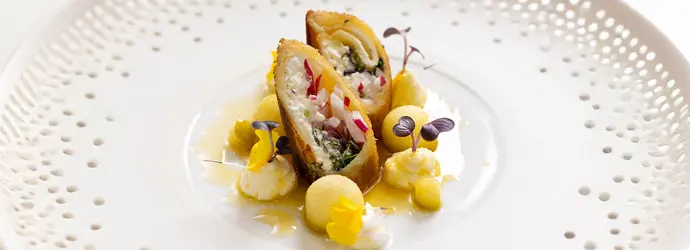 Tramezziniröllchen mit körnigem Frischkäse und Apfelperlen