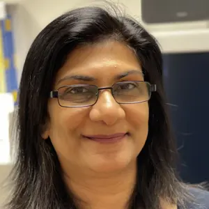 Επαγγελματική φωτογραφία της Δρ Λίνα Σίνχα, συμβούλου γαστρεντερολόγου και ιδρύτριας της Gastro Care