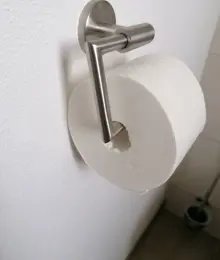 Nahaufnahme einer Zewa Toilettenpapier Rolle in einer Toilettenpapierhaltung eines Badezimmers.