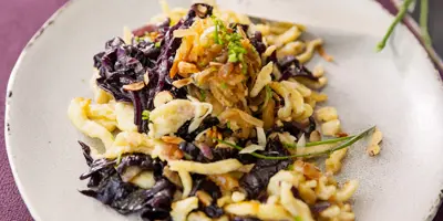 Spätzle mit geröstetem Rotkohl und Haselnuss