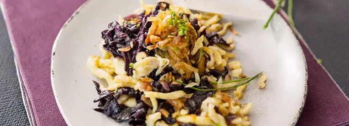 Spätzle mit geröstetem Rotkohl und Haselnuss