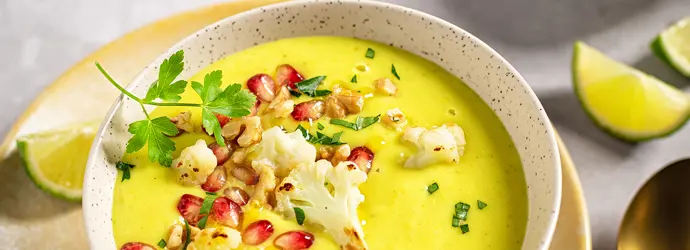 Curry-Blumenkohlsuppe mit Granatapfel