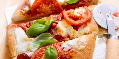 Pinsa mit geschmorter Tomate