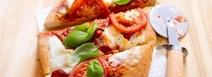 Pinsa mit geschmorter Tomate