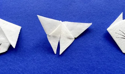 Děti vyrábějí origami zvířata z barevného papíru v ložnici
