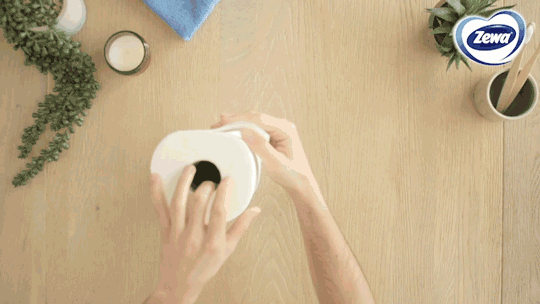 Koristite papirni ubrus da uglancate pločice