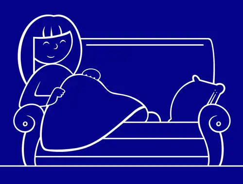 Зображення усміхненої вагітної жінки, що сидить під ковдрою на дивані, на темно-синьому фоні