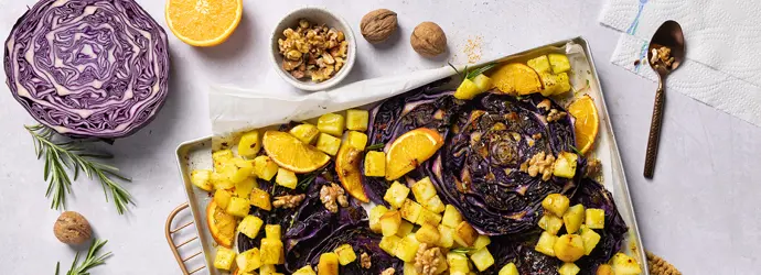 Rotkohlsteaks mit Kartoffeln und Orange