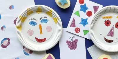 Kartoffel gedruckt rote Herzen auf weißem Papier