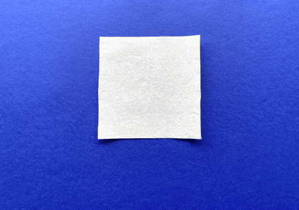 Kinder machen Origami-Handwerk mit farbigem Papier im Schlafzimmer