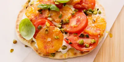 Pfannenbrot mit Stracciatella und Tomaten