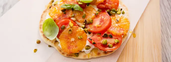 Pfannenbrot mit Stracciatella und Tomaten