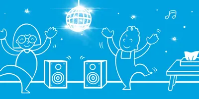 Mutter und Tochter, die Yoga-Stretch-Übungen auf einer Matte zu Hause tun