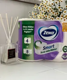 Blumen auf einer Zewa Verpackung abgebildet und daneben ein Raumduft.