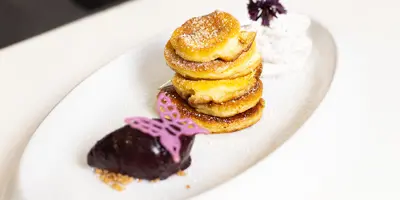 Pancake mit Schwarzwälder Quark Kirschen und Kirsch Olivenölsorbet