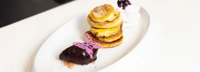Pancake mit Schwarzwälder Quark Kirschen und Kirsch Olivenölsorbet