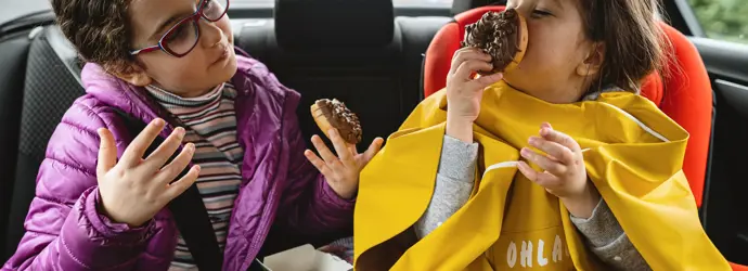 Flecken von Autositzen entfernen und künftig vermeiden